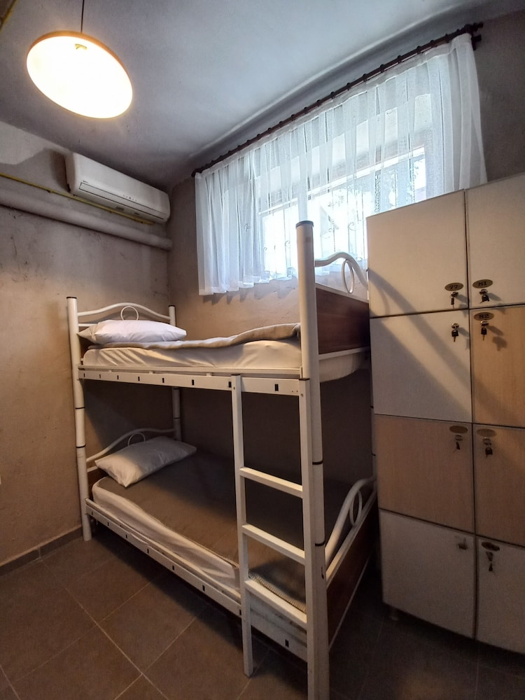 Berlin Hostel & Street