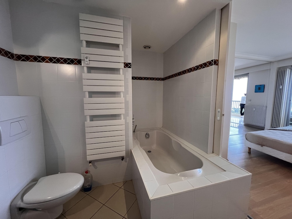 Large Light and Modern 2 Bedroomed Apartment in Cannes With Sea Views Pool and Lovely Terrace - 1503