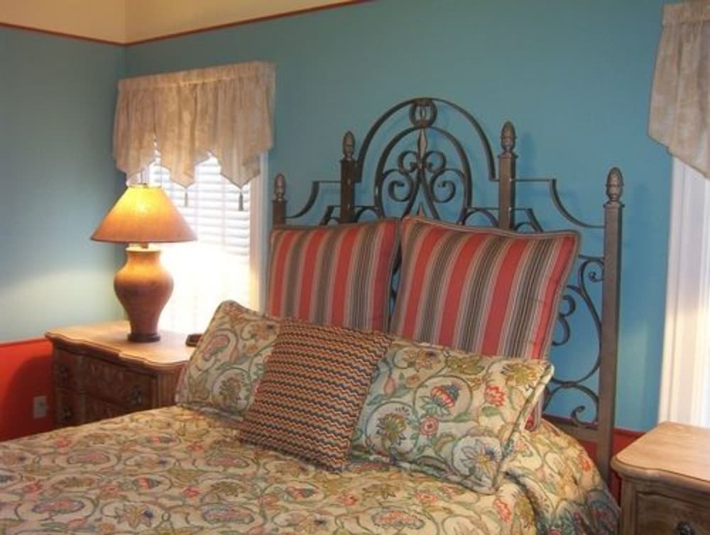 Hidden Garden Cottages & Suites view 5