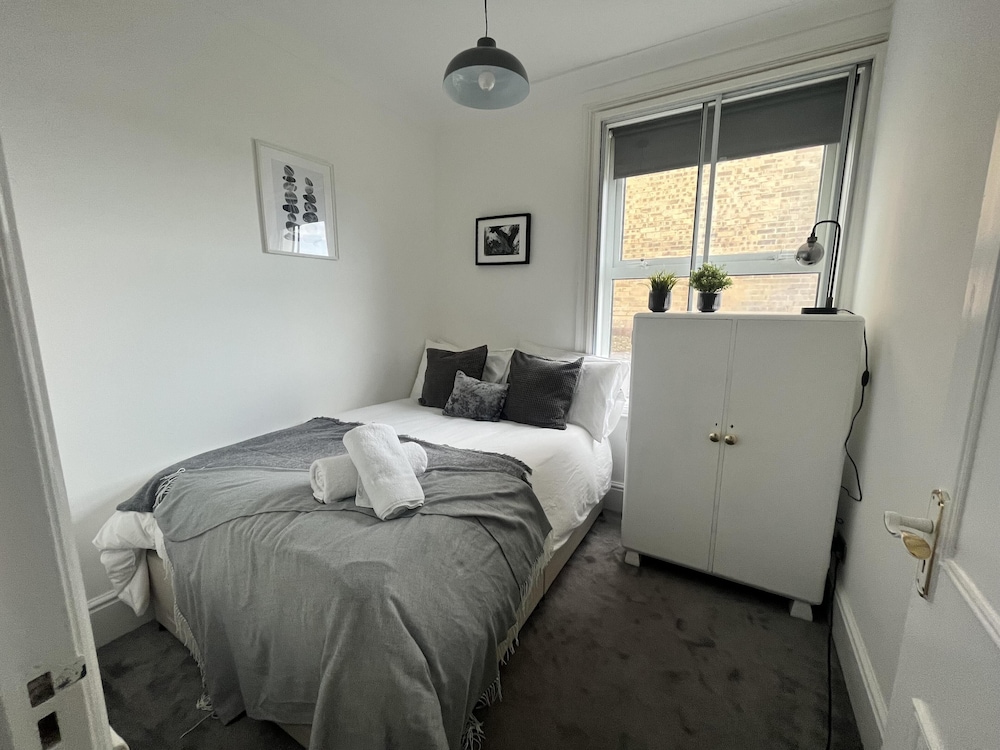 Seaview 2 Bedroom House Sleeps 5 -pets Ok -wifi view 3