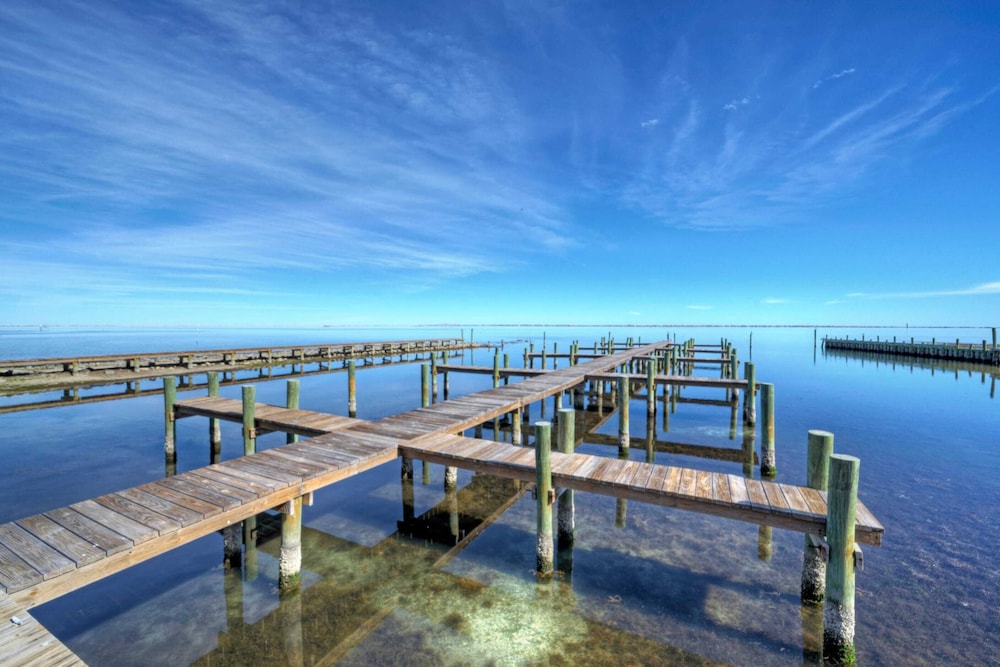 Sleeps 26 2 Homes w/ Waterfront Pool + Boat Dock Laguna Village Escape