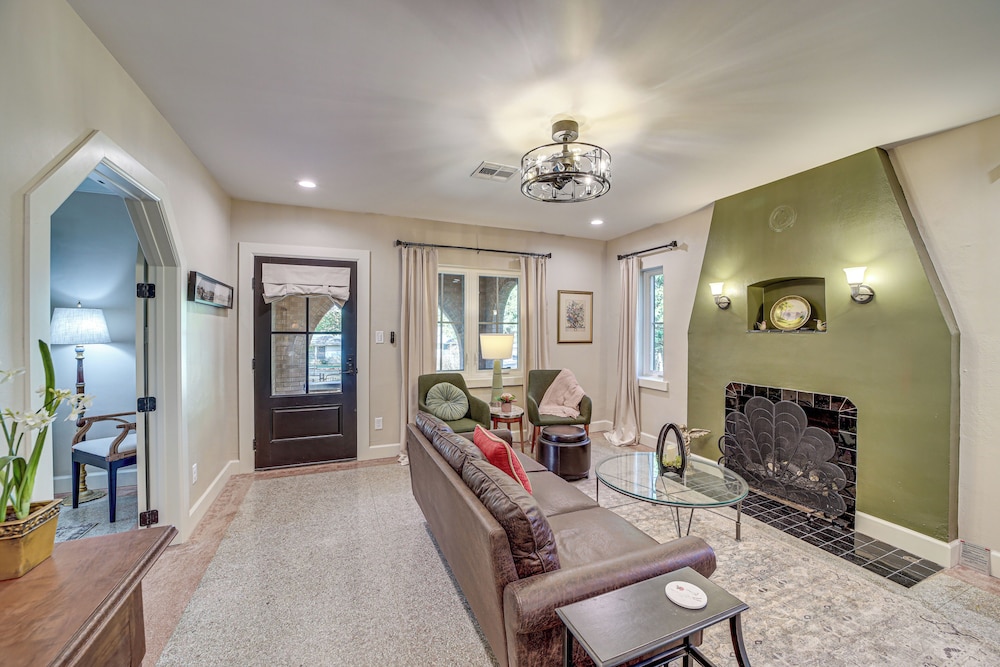 < 9 Mi to Dtwn Tulsa: Lovely Home w/ Yard & Deck!