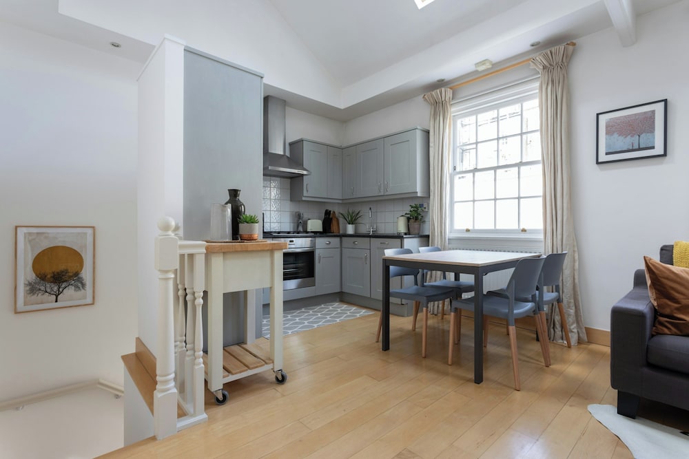 Bathurst Mews III by Onefinestay