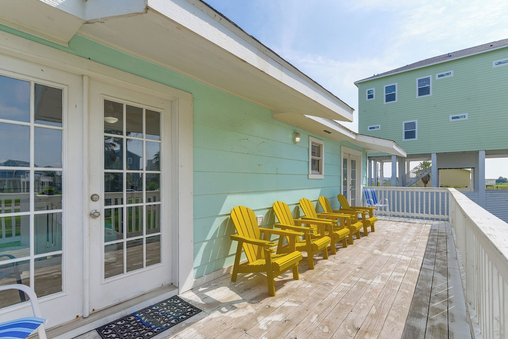 Walk to Beach: Galveston Family Getaway w/ Patio