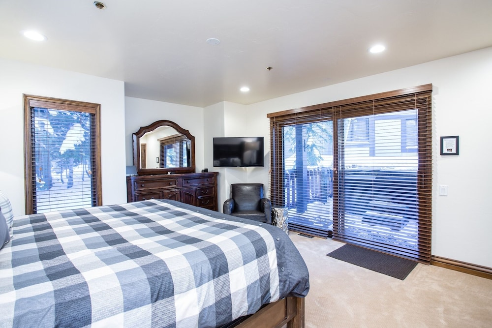 Ridgepoint at Deer Valley Resort - Three Bedroom with Hot Tub #124 3 Condo