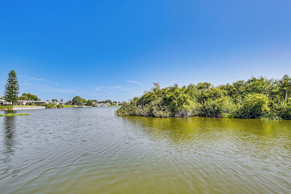Canal-front Holiday Home Near Beach: Swim & Paddle
