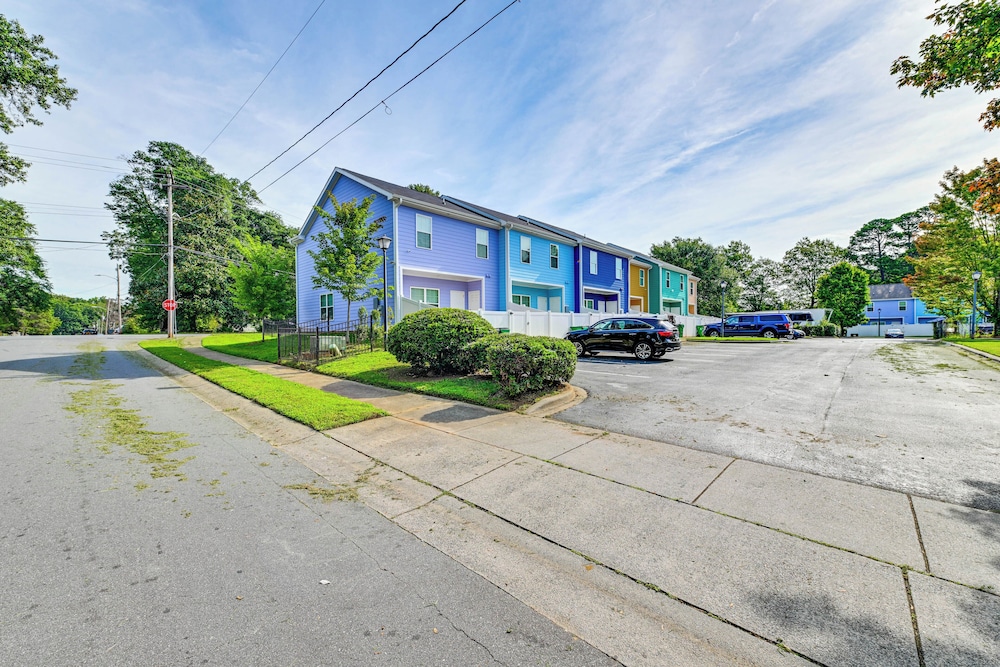 Modern Townhome w/ Yard: 5 Mi to Dtwn Charlotte