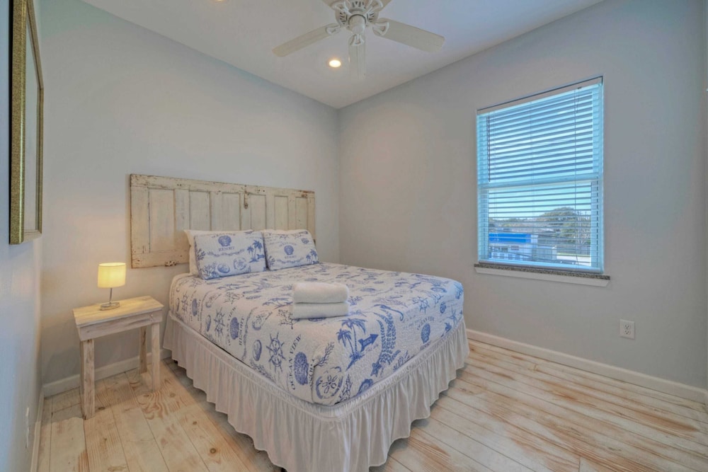 Sleeps 26 2 Homes w/ Waterfront Pool + Boat Dock Laguna Village Escape