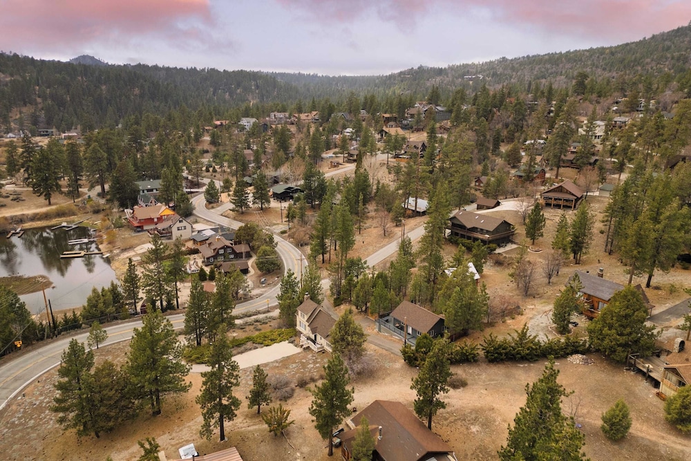 Cozy 2BR Fawnskin Cabin Big Bear Lake, Hiking Trails & Snow Summit Nearby