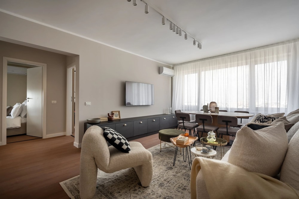 Views of all the Palaces 2BR Stunner