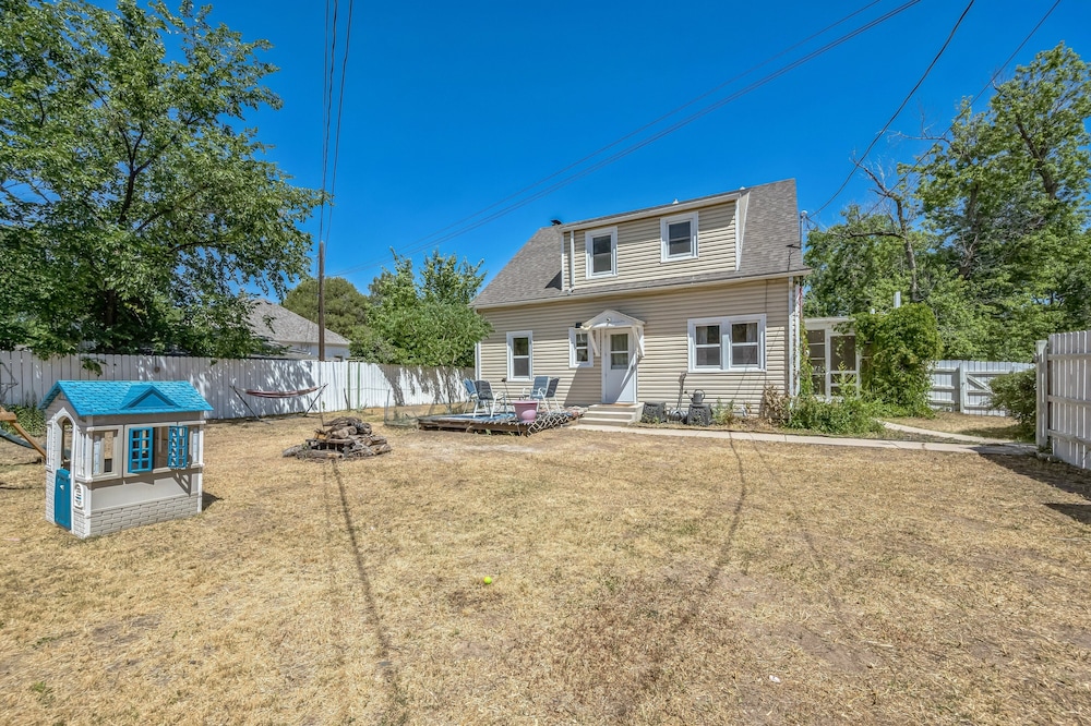 Charming Home Near Unc & Dt Greeley 5 Bedroom Home