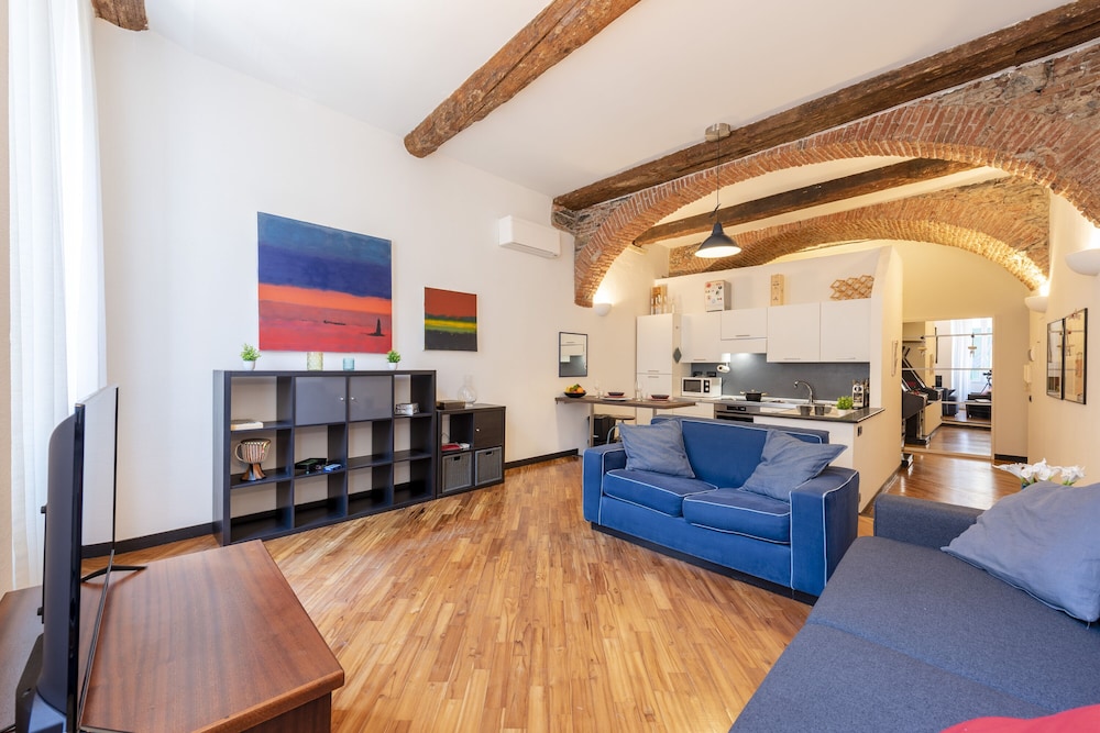 Charming Flat Next to Genoa's Aquarium