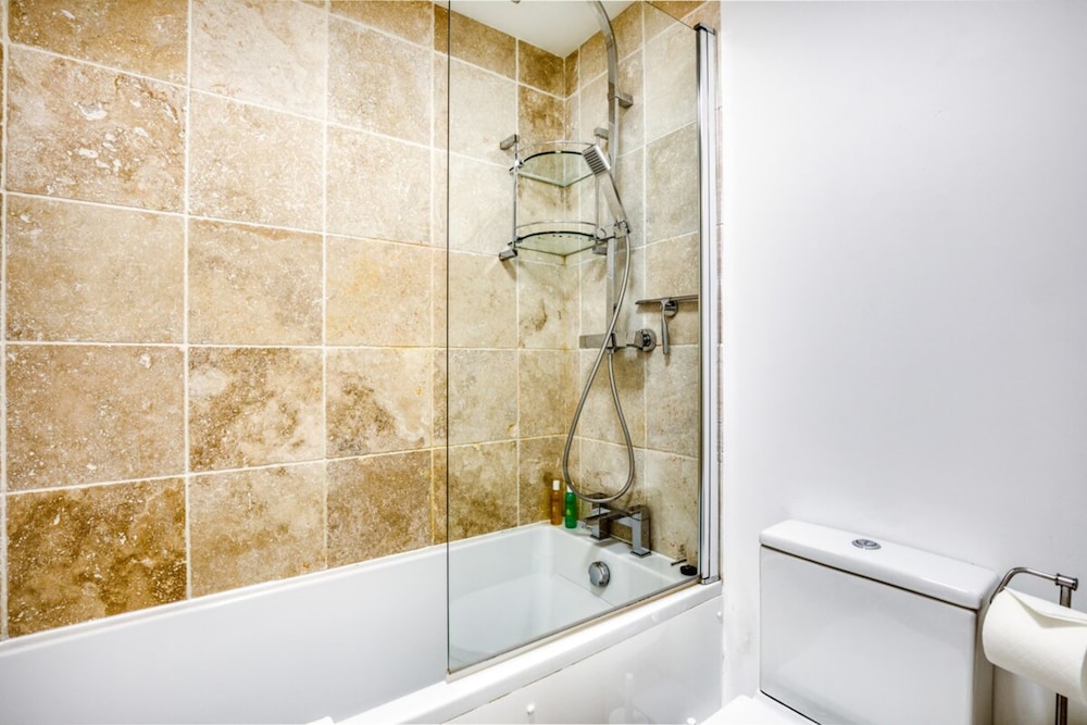 Homely 4 Bedroom House in Brixton