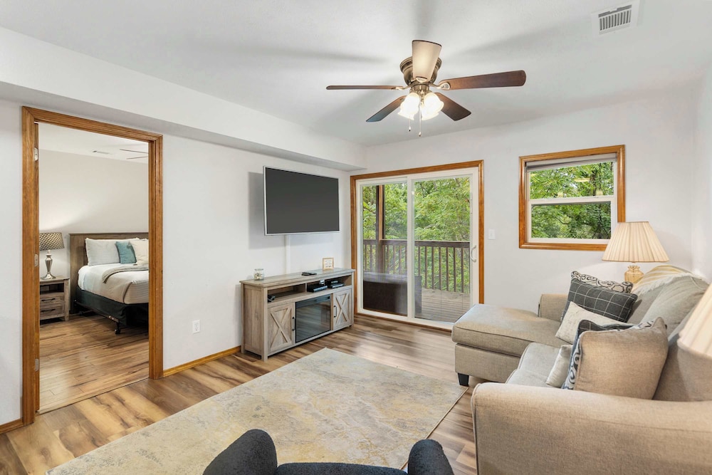 The Greenview Haven: Cozy For 6!