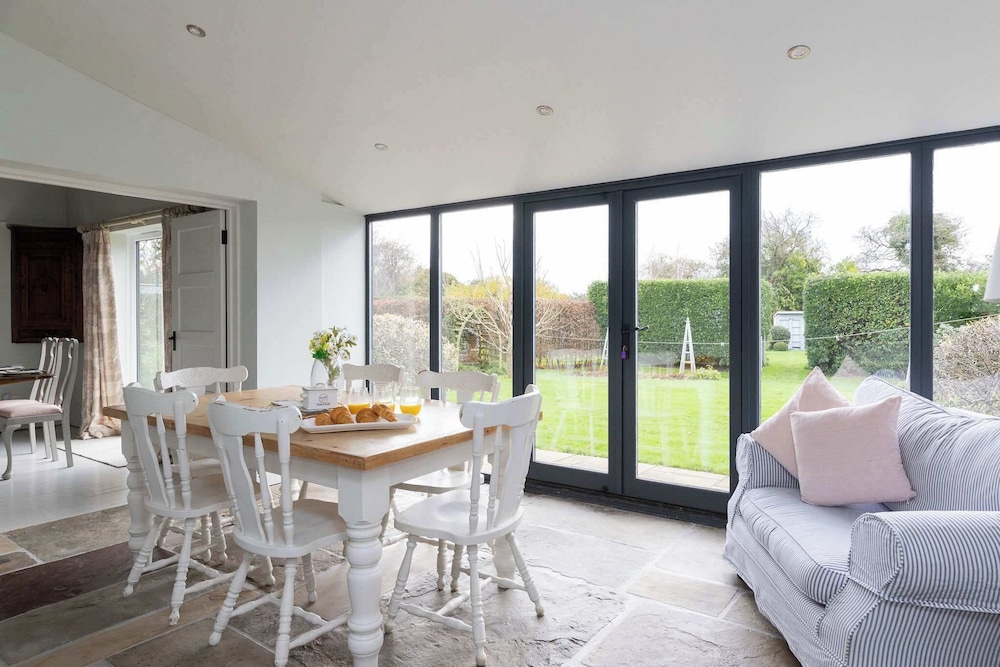 House Annexe Sleeps 18 Heated Pool