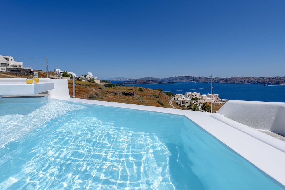 Earino Suites & Villas