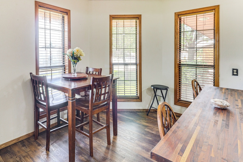 3 Mi to Downtown Roswell: Home w/ Patio + Yard