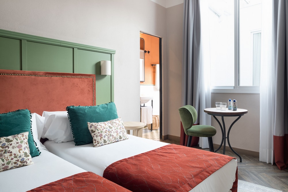 Honest Sevilla Hotel 15