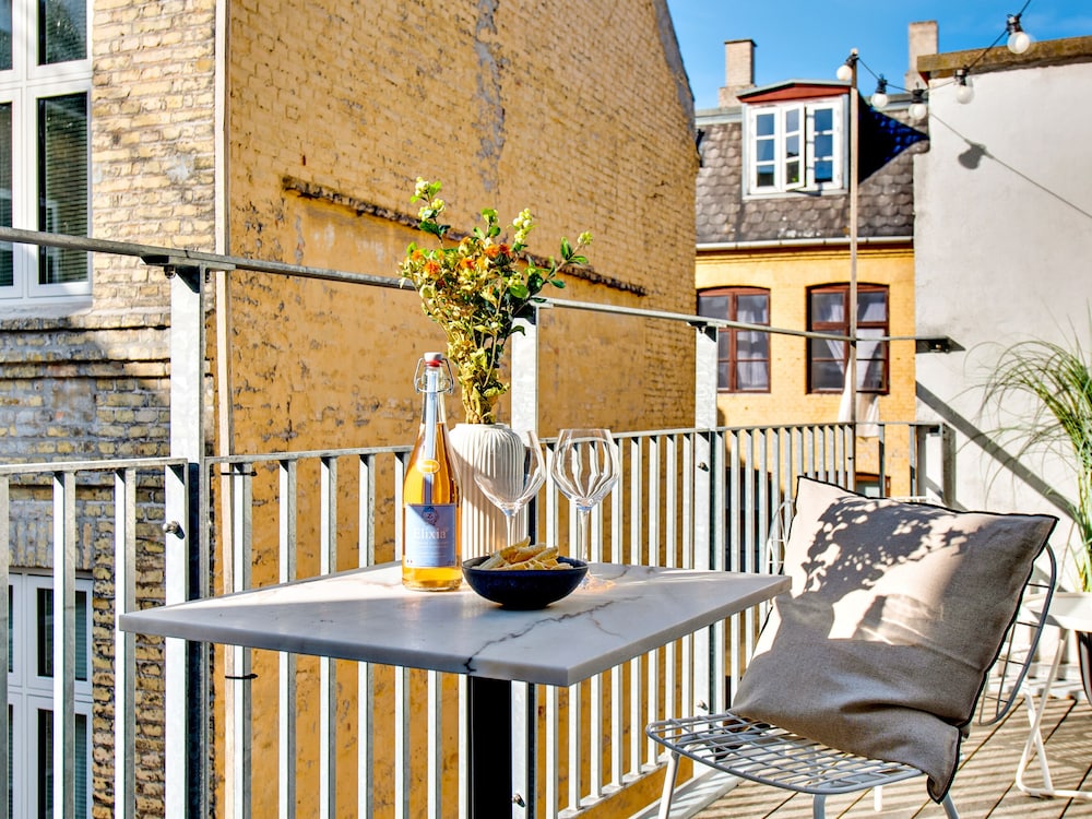 Sanders Leaves - Charming 3-bdr Apt With City View