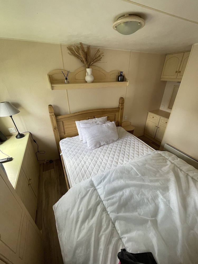 Charming 6 Birth Caravan in Skegness view 4
