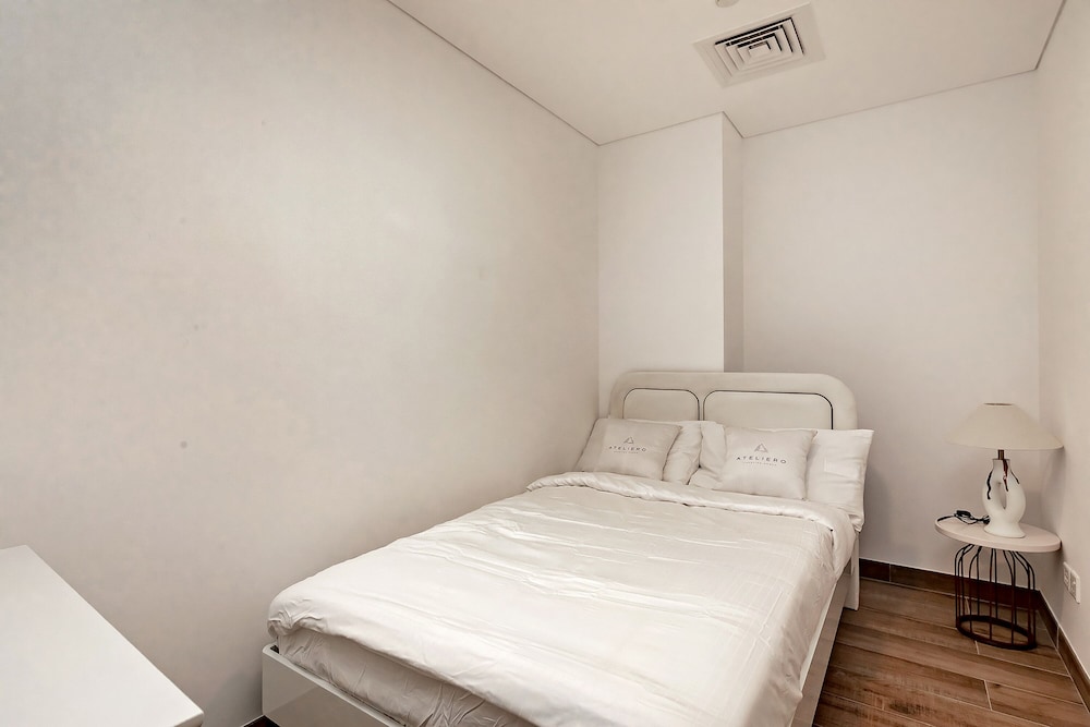 Oakley Square 1BR Apartment with maid's room