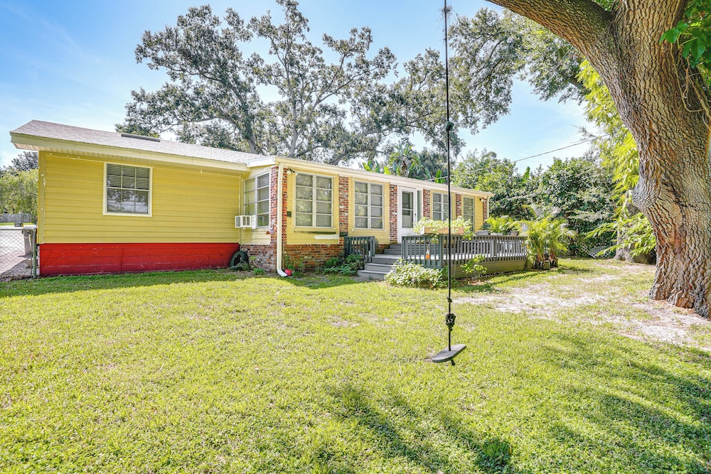Group Getaway w/ Deck & Yard in Lakeland!