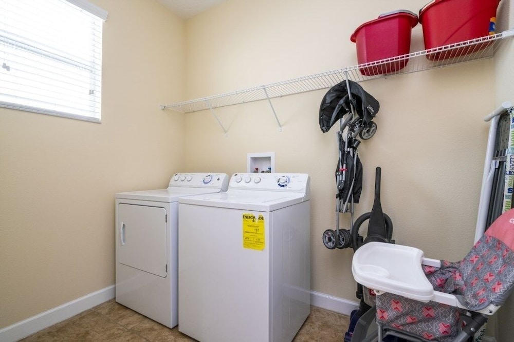 Family Pool Home Near Disney!! Modern Decor, Bbq ,resort W/ Tons Of Amenities! 6 Bedroom Home