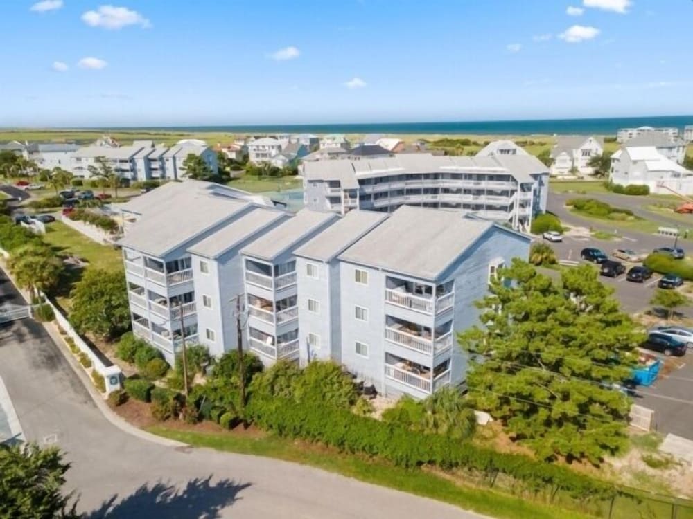 A Wave From It All 3 Bedroom Condo by RedAwning