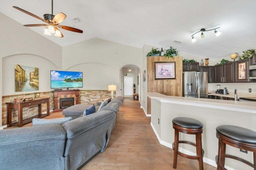 Large 4 bedroom Pool Home With Relaxing Vibes 4 Villa