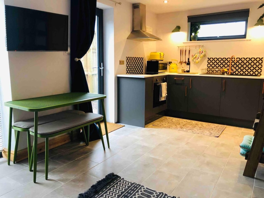 Immaculate 1-bed Studio in Haverfordwest view 5