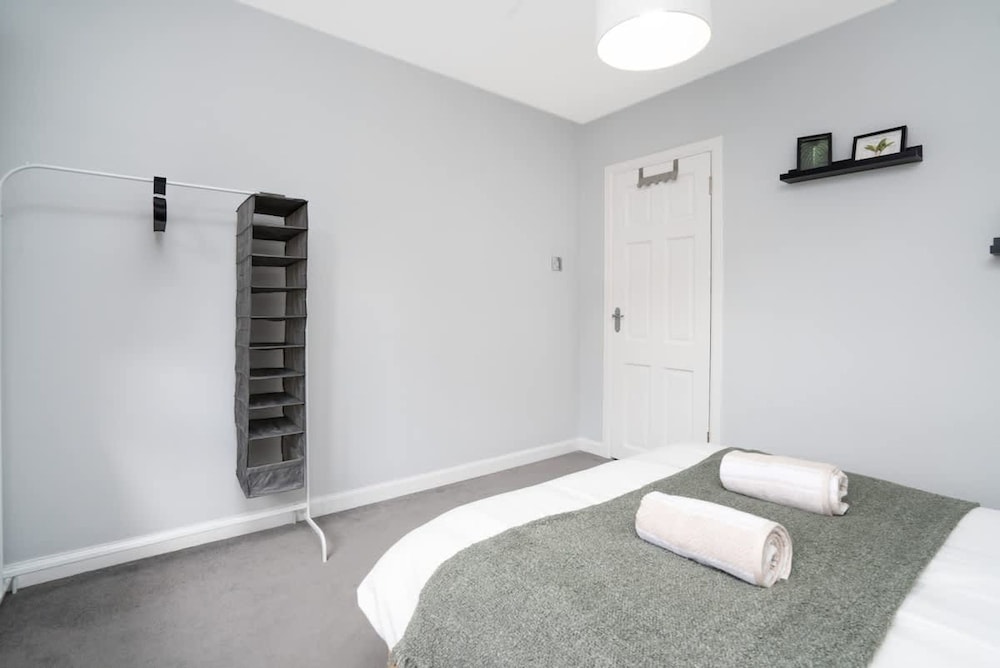 3 Bedroom House - Free Parking