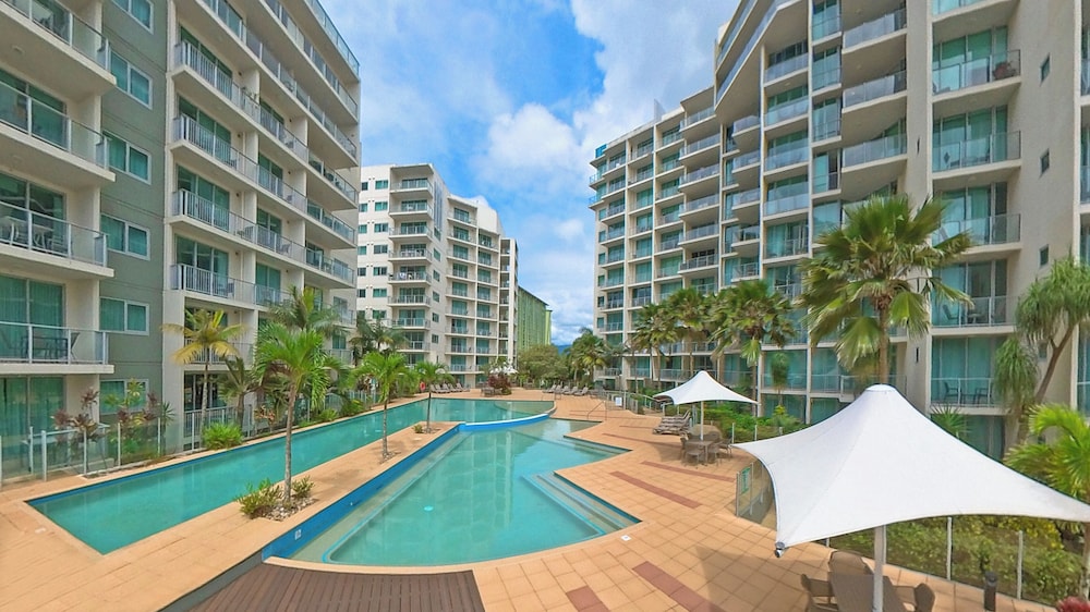 Studio in the City with pool and BBQ