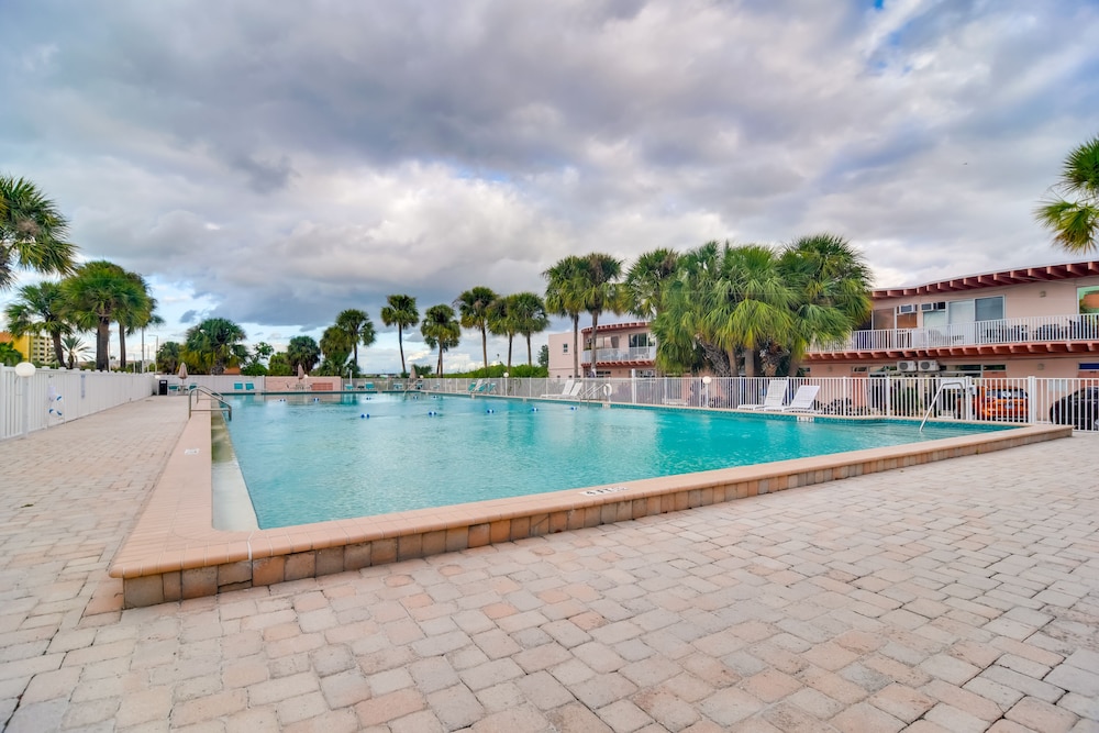 Waterfront Indian Shores Studio w/ Community Perks view 2
