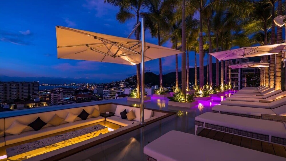 Stylish King-bed Unit - Pool - Ocean View - Gym