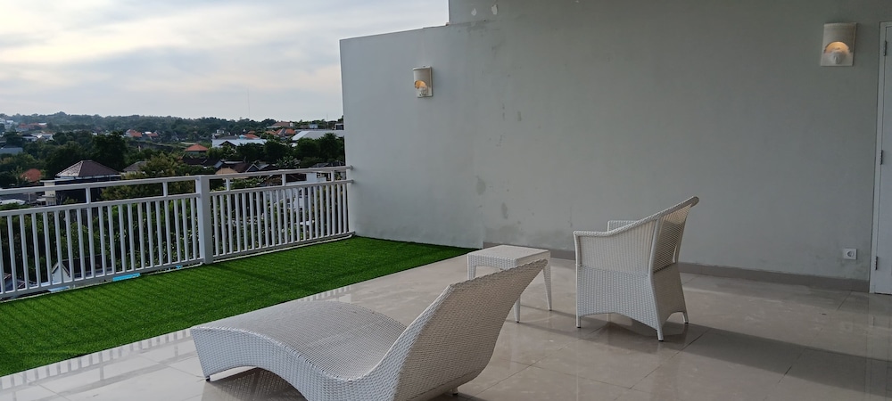 Sarining 2BR Villa with Pool