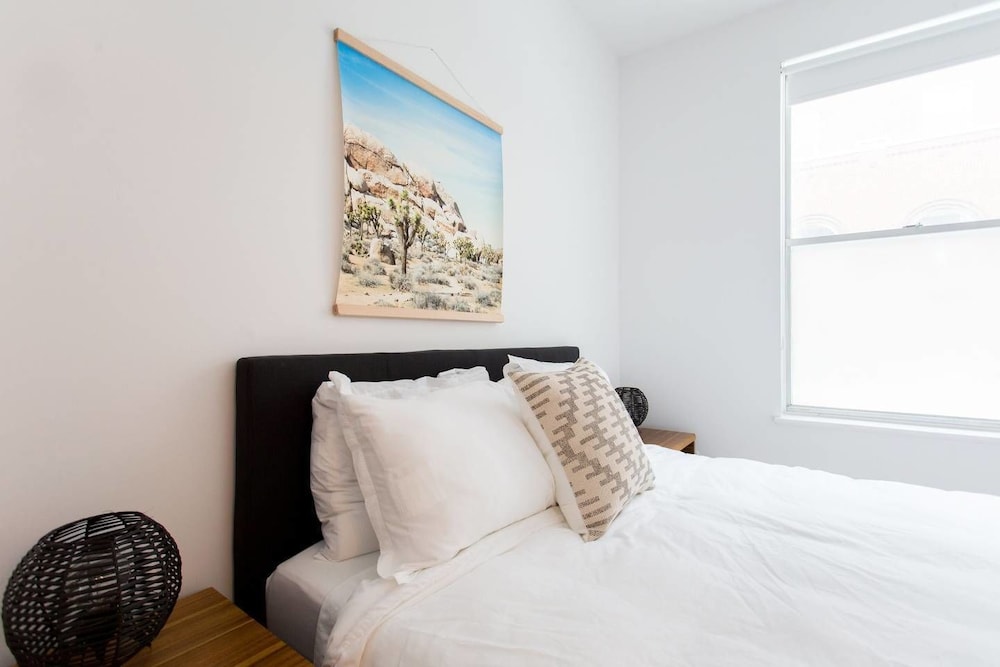 Beautiful and Cozy Steps From Mount-royal view 5