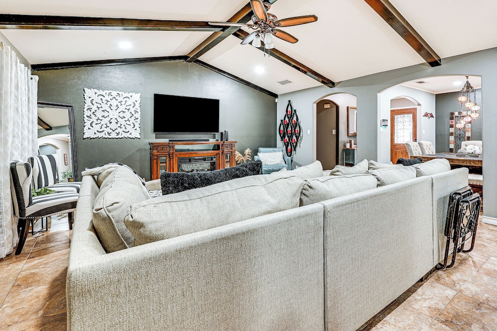 3 Mi to Downtown Mcallen: Quiet Home w/ Pool