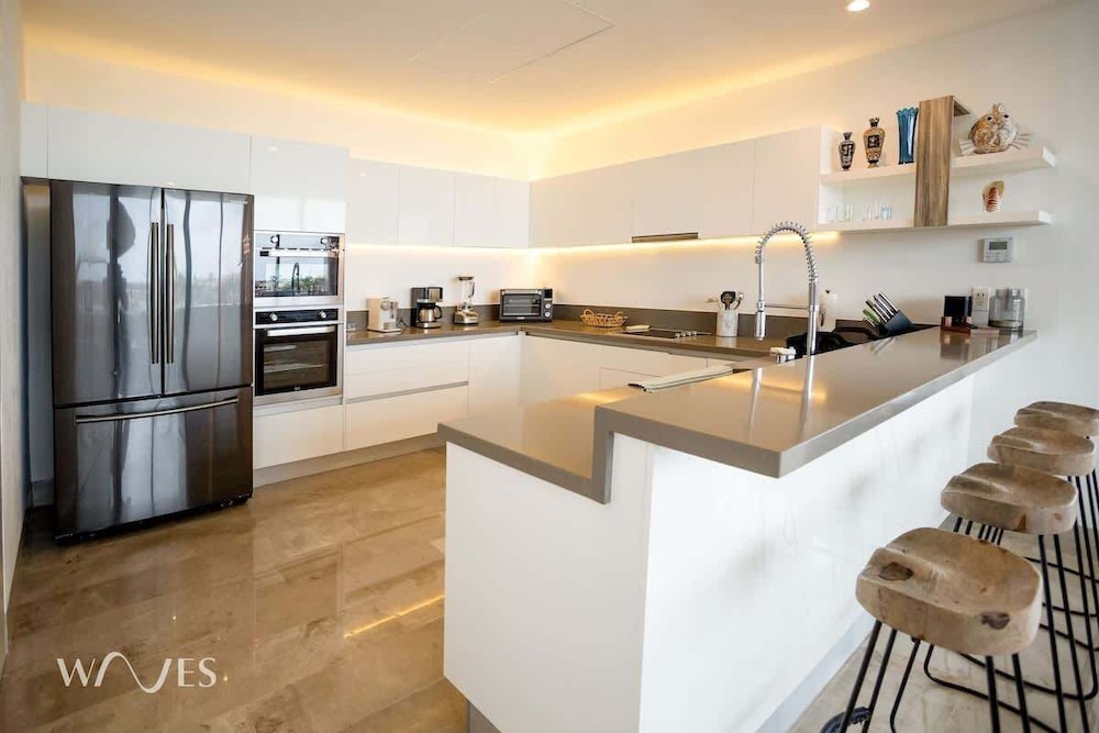 3 Br. Ocean Front PH With Stunning Views