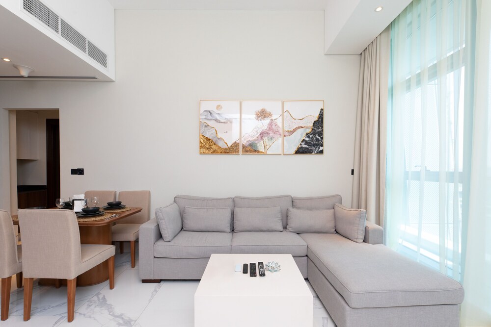 SIMPLY COMFORT Urban Chic Suites in J One Tower City & Canal Views