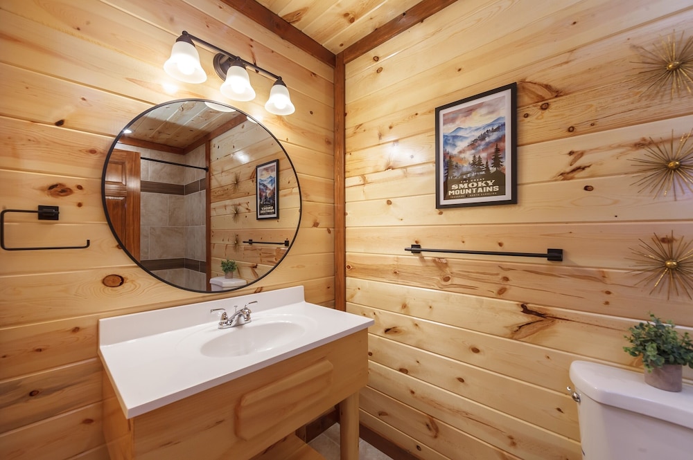 Black Bear Splash 6 Bedroom Cabin by RedAwning view 3