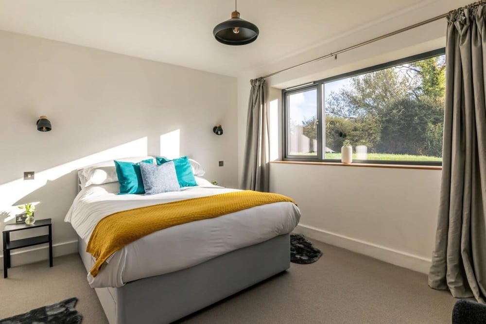 Stunning 5 Bedroom Home With Garden Views view 3