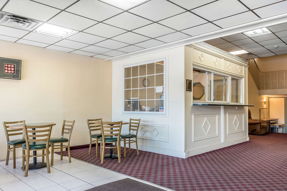 Econo Lodge Reading Airport view 4