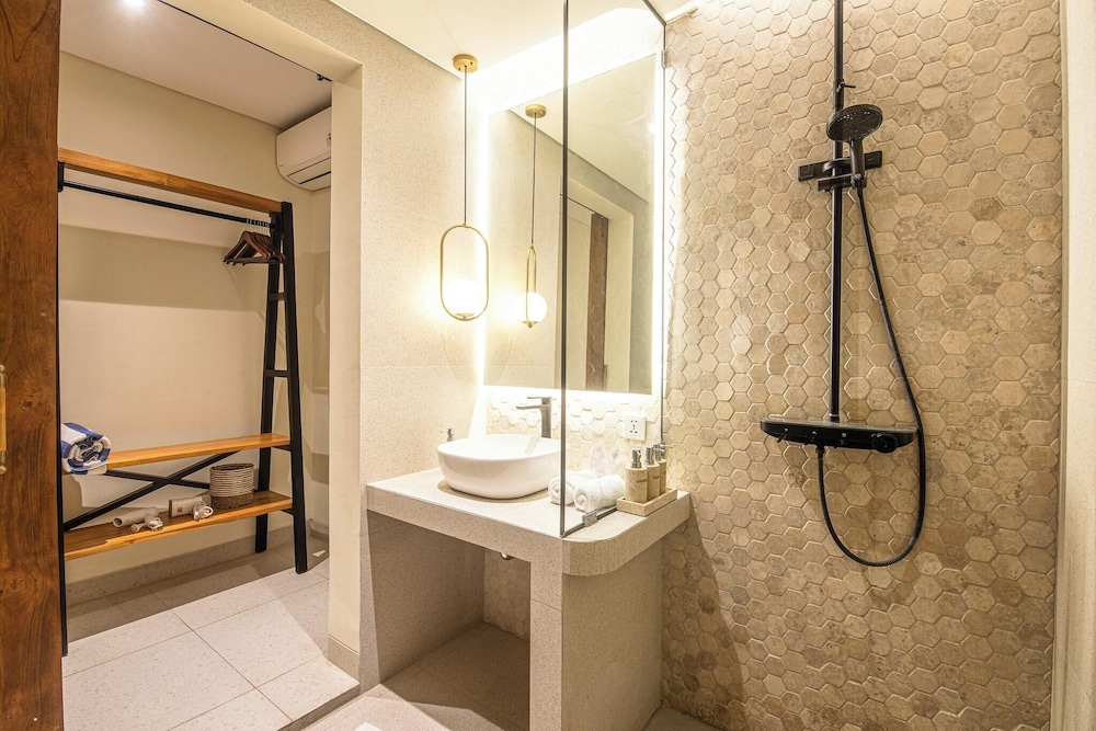 Chic 4-br Villa in Central Seminyak, Beach 5 Mins