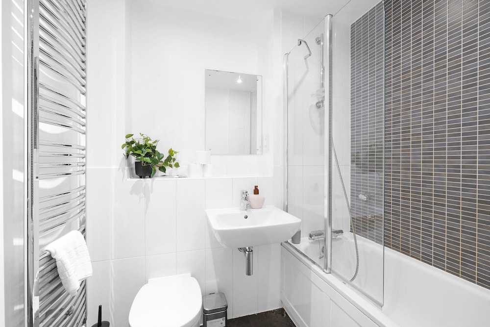 Spacious 6 Bedroom House in Denton Way