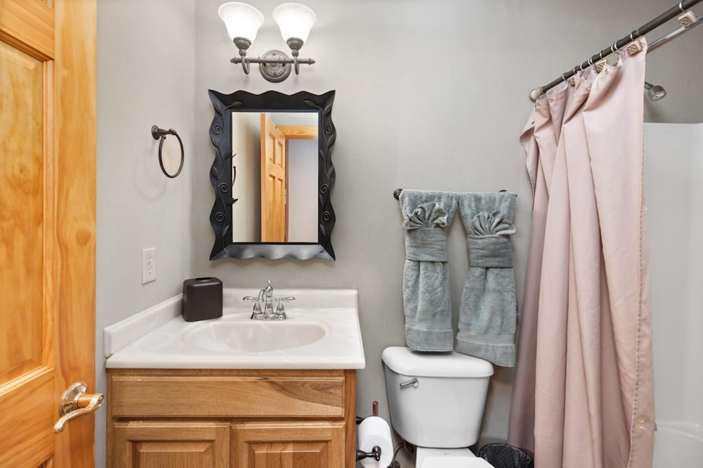 Retreat at Wintergreen Pool Access Grill