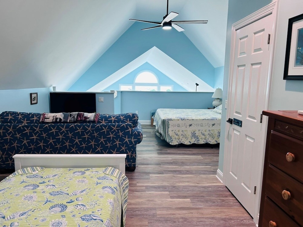 Serenity's Star 4 Bedroom Home by RedAwning