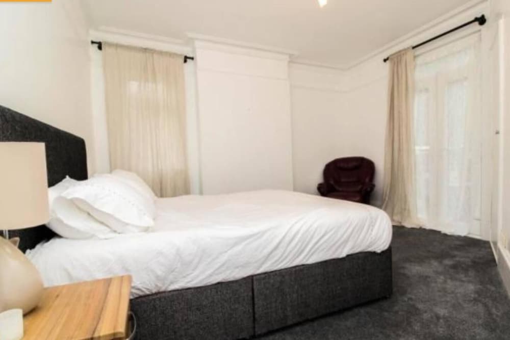 Charming 2-bed Apartment in Brentwood Free Parking view 4