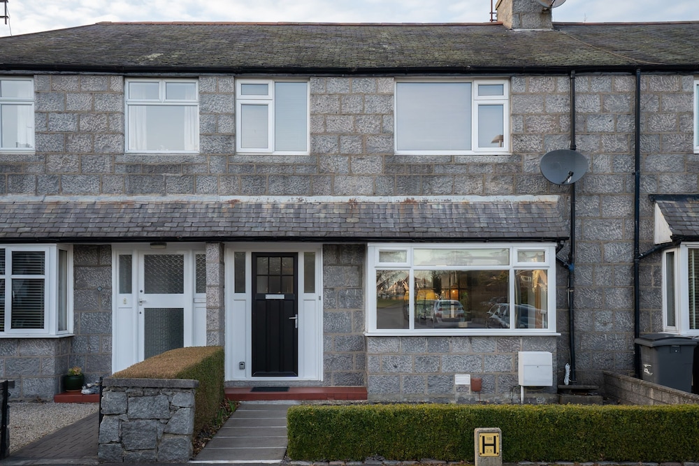 Large-2 Bed House-free Parking