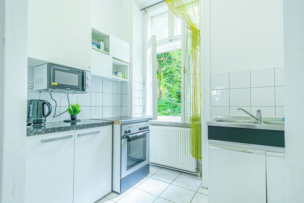 Cozy 2BR Apt Near Belvedere Palace