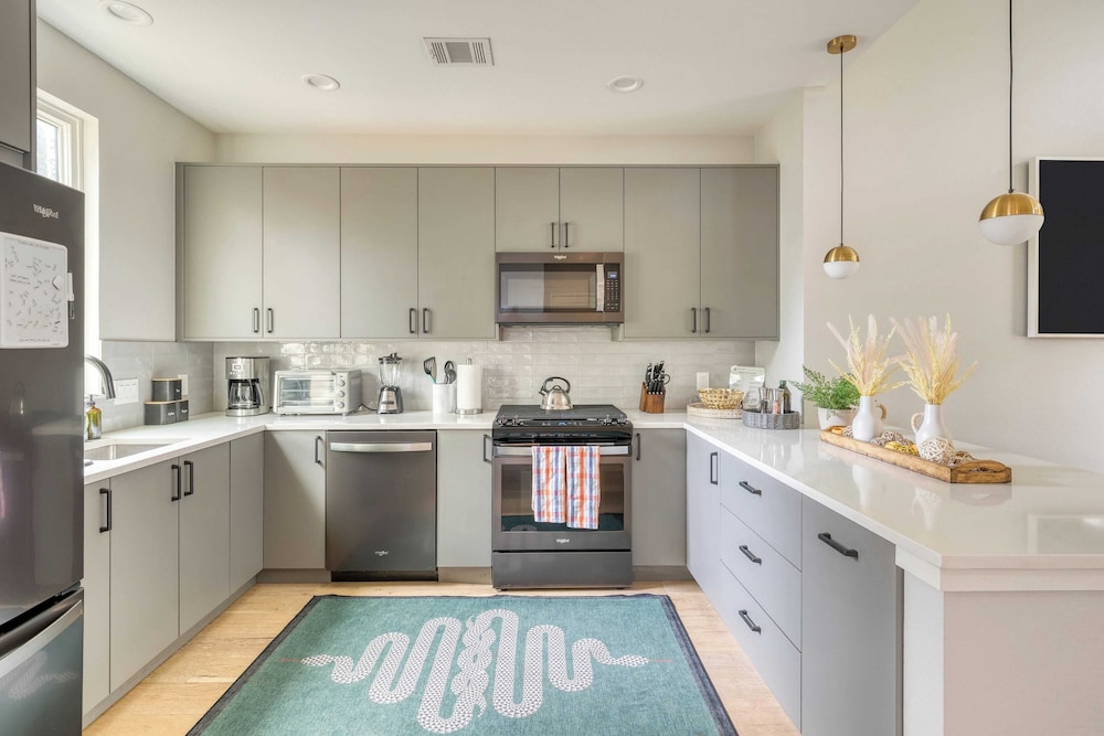 Private Pool, Firepit, Patio Steps to East Austin Dining, Music, Art, Murals